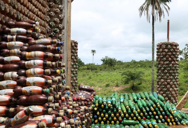 <div>  	ieleri üst üste koyarak evlerin duvarlarn ördüklerini, salam ve düzenli olmas için de ba ksmlarn iple baladklarn anlatan Sani, "na etmekte olduumuz bu ev için imdiye kadar 500 bin pet ie kullandk ve daha da kullanacaz." diye konutu.</div>  <div>  	 </div>  <div>  	Sani, pet ieden ina edilen evlerin kullanl olduuna dikkati çekerek, "Pet ieden evler, scak dönemde souk, souk döneminde ise scak oluyor. Bu nedenle bu tür evler insan salna da zarar vermiyor." dedi.</div>  