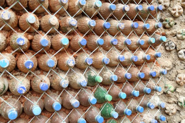 <div>  	Sani, AA muhabirine yapt açklamada, plastik ielerle yaptklar son evin imdiye kadar ina ettiklerinin ve Afrika'nn en büyük pet ieden evi olduunu söyledi.</div>  <div>  	 </div>  <div>  	Daha önce pet ielerle küçük evler yaptn kaydeden Sani, "lk defa böyle büyük bir ev ina ediyorum. Bu ev 5 odadan olumakta ve aratrmalarma göre Afrika’nn en büyük pet ie evi olma özellii tayor." dedi.</div>  <div>  	 </div>  <div>  	Sani, plastik ielerden ev yapma fikrini bir arkadandan aldn belirterek, "Plastik pet ielerin güvenli olarak nasl kullanlabilir hale getirileceini düünürken bir arkadamdan plastik ielerden ev yaplabilecei fikrini aldm. Böylece, plastik pet ieleri kullandmz zaman ne çevreye ne de insann salna zarar vereceiz." diye konutu.</div>  <div>  	 </div>  <div>  	Nijerya'da pet ielerin çok fazla kullanldna iaret eden Sani, "Su, gazl içecekler, meyve sular ve sütler bata olmak üzere birçok içecek plastik ielerde satlyor. Bu ieler kullanldktan sonra ise çöpe atlyor. Çöpe atlan pet ieler, doaya ve hayvanlara büyük zarar veriyor." ifadelerini kulland.</div>  