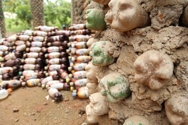 <div>  	Sani, her türlü plastik ieyi kullandklarn belirterek, "Önce ieleri boylarna göre ayryoruz ve içlerini kum ve çimento kartrarak dolduruyoruz. Doldurulduktan sonra ieler kullanma hazr oluyor." dedi.</div>  <div>  	 </div>  