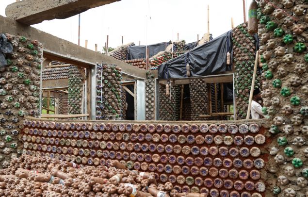 <div>  	<div>  		Bat Afrika ülkelerinden Nijerya'da yaamn sürdüren Sani, ülke genelinde çok fazla kullanlan pet ielerin çevreye ve insan salna verdii zarar azaltmak için yeni bir yöntem denedi.</div>  	<div>  		 </div>  	<div>  		Doaya atld zaman bitki ve canllara zarar veren, imha etmek için yakldnda ise insan saln olumsuz etkileyen pet ieleri toplayan Sani, bu ielerle evler ina etti.</div>  	<div>  		 </div>  	<div>  		Sani'nin son ina ettii ev ise imdiye kadar yaptklarnn en büyüü olma özelliini tayor.</div>  	<div>  		 </div>  	<div>  		Bakent Abuja'da doann içinde yer alan ve üstelik elektrik ve suyu da bulunan ev, görenleri artyor.</div>  </div>  