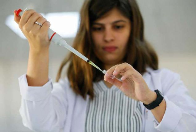 Bir ka yl nce yakn Neem Grsoy'un ve asistannn aabeyi Adnan Ylmaz'n beyin kanseri nedeniyle hayata veda ettiini anlatan Prof. Dr. anler, bunun zerine beyin tmr tedavisi zerinde almaya baladklarn syledi.     