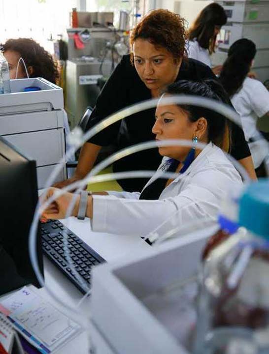 E Rektr Prof. Dr. Necdet Budak da 'Hedefe ynelik tedavi anlamnda gelitirdikleri TBTAK projesiyle dnyada bir ilke imza atyorlar. Tebrik ediyorum' dedi. 