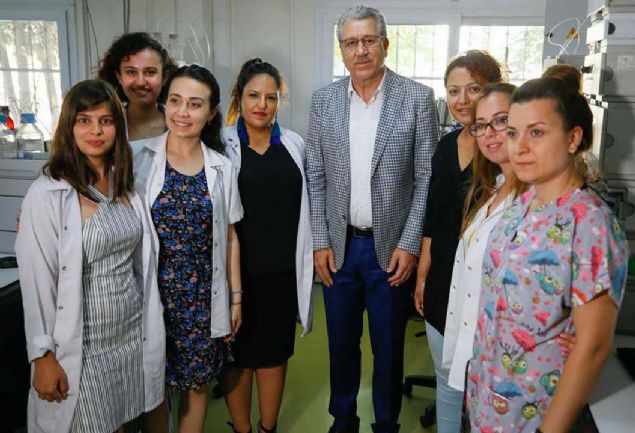 'Kan beyin bariyerini geemeyen moleklleri, bariyeri geebilir hale getiriyoruz. Tmrl dokuya normalde ulaamayan kanser ilacn, modifiye ederek, nano teknolojik yaklamla yeniden yaplandrarak, bariyeri ok rahat geebilir hale getiriyoruz...    