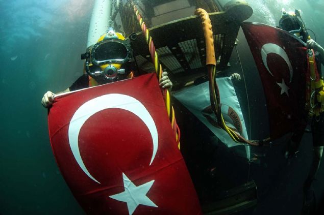 Bu dal esnasnda 'Nene Hatun' gemisinin personeli olan dalglar da ingigiray'a elik etti. ingigiray ve dalglar, yaptklar dal srasnda denizin altnda Trk bayra ile Ky Emniyeti Genel Mdrl Bayra aarak objektife poz verdi. 