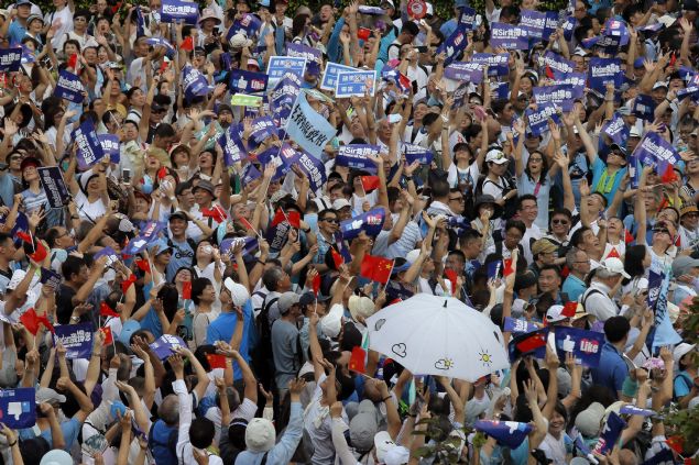 Hong Kong'da zanllarn in'e iadesini kolaylatran yasal dzenlemelere kar kan gstericiler, bugn de protestolarna devam etti. 