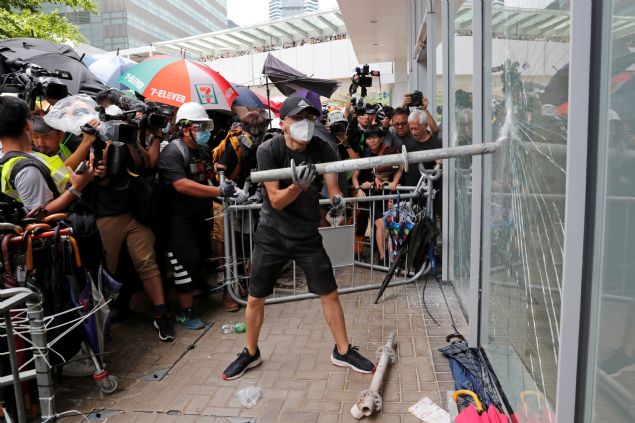 Ayrca, gstericilerin meclis binas ierisindeki eyalara da zarar verdikleri belirtildi. 