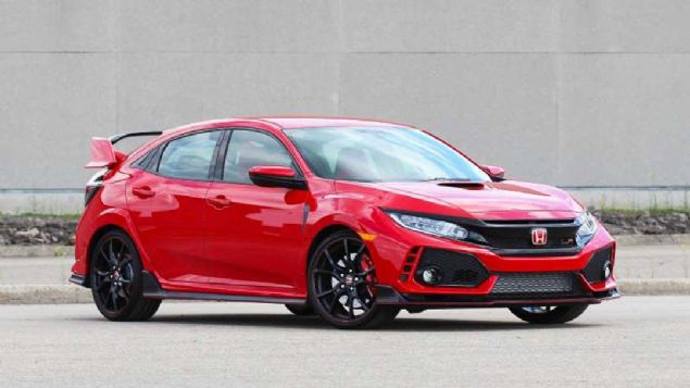 8. Honda Civic Type-R  <br><br>  Honda'nn Civic modeli, retimine balandndan bu yana hep byk ilgi grm, belki de reticinin en baarl modeli.  <br><br>  Type-R ise modelin tam olarak 'yar' odakl versiyonu.   <br><br>  Yllar boyu sahip olduu byk hayran kitlesini koruyan Type-R'n gnmz modeli 306 beygir gc reten bir canavar ve tartmasz en sevilen Japon arabalar arasnda.   