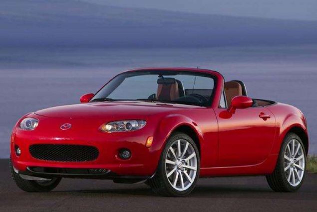 5. Mazda MX-5 Miata  <br><br>  Mazda, ou insann baarl olamayacana inand bir forml kulland.  <br><br>  Dk g, az arlk, yksek viraj kabiliyeti ve kk boyutlu bir motor. Bunun sonucunda ortaya kan MX-5 Miata oldu.  <br><br>  Gnmzde 4. jenerasyonunda ve hala ikonik bir Japon arabas.  <br><br>  En gl modeli 2005-2006 ylnda retilen 178 beygirlik versiyonlar olan MX-5, elenmek iin ok gl bir arabaya sahip olmanz gerekmediini kantlayan en iyi rneklerden.      