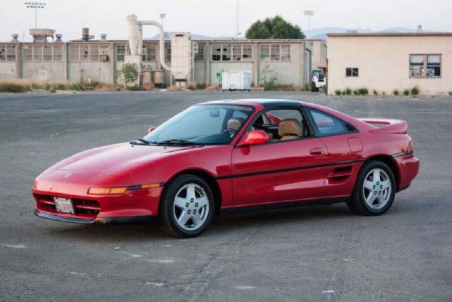 6. Toyota MR2  <br><br>  MR2 Spyder'larn son jenerasyonunda retilen, 'Mister 2' lakapl Toyota MR2 kesinlikle en haval Japon arabalarndan. <br><br>  Kk grnme, orta konumlu bir motora ve bir araba tutkunun isteyecei byn karaktere sahip bir model.   <br><br>  1991'de agresif, Ferrari benzeri tasarmna ve 200 beygir gc reten turboarjl motoruna kavuan MR2, efsane Japon otomobilleri arasndaki yerini garantilemi oldu.     