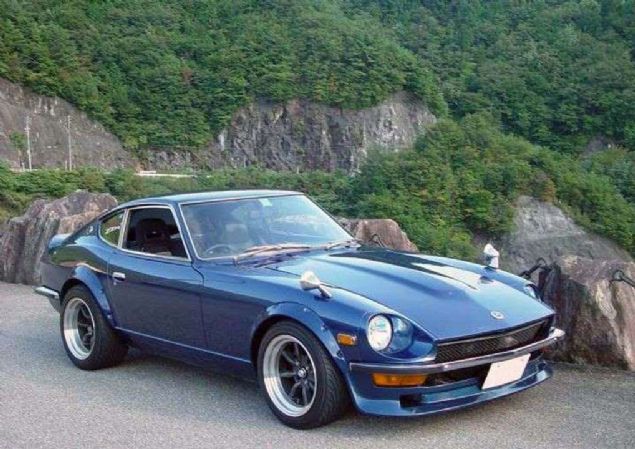 7. Nissan/Datsun Z     <br><br>  En iyi Japon arabalarndan bahsedip de Nissan/Datsun Z serisinden bahsetmemek byk saygszlk olurdu.  <br><br>  Z serisi aralarn efsanesi 1969 ylnda piyasaya srlen Datsun 240Z'ye uzanyor.   <br><br>  Bu model o zamanlarda kimsenin baaramad ekilde g ve eviklii bir araya getirmiti.   <br><br>  Yllar getike glendirilerek nce 280ZX, sonra 300ZX modelleri retildi.   <br><br>  Orijinal Z serisinin retimi 1996 ylnda durduruldu fakat Nissan, efsaneyi gnmzde hepimizin bildii 350Z ve 370Z modelleriyle yeniden canlandrd.    