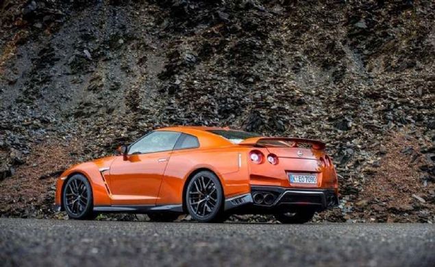 4. Nissan GT-R  <br><br>  Listemizdeki daha yeni modellerden. Nissan GT-R, atas Nissan Skyline GT-R'n efsanesini modern dnyada da devam ettirmek amacyla retildi.   <br><br>  amza ait belki de en haval Japon arabas. 2009 ylnda ilk kez pazara srlen model gcn 480 beygir gc reten ift turbolu V6 motordan alyordu.  <br><br>  Nissan, her sene GT-R' daha da gelitirdi ve 2016 yl itibariyle 600'n zerinde beygir gc reten, ok haval bir spor araba haline getirdi.       