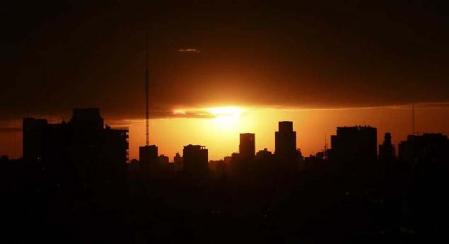 ili Devlet Bakan Sebastian Pinera, ei Cecilia Morel, lkenin Bilim ve Teknoloji Bakan Andres Couve Correa ve Eitim Bakan Marcela Cubillos Sigall ile tutulmay La Silla Gzlemevi'nden izledi.         