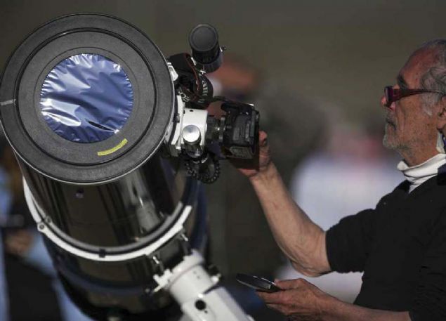 ili'de de grlen tutulmay izlemek iin bilim adamlarnn yan sra, aralarnda Microsoft'un kurucusu Bill Gates'in de olduu birok nl ili'ye gitti.         