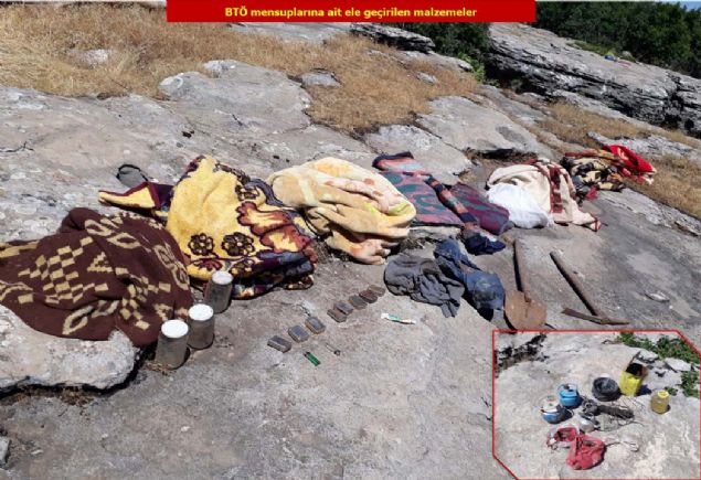 Arazide yaplan aramada allar arasna gizlenmi poetler ve topraa gml bidonlar ierisinde 63 kilogram esrar, 72 ayr noktada toplam 5 milyon 430 bin 704 kk Hint keneviri ile sulama amacyla tarlalarn ierisinde kurulu ekilde tespit edilen 25 bin metre su hortumu, su borusu ve su motorunun ele geirildii aktarlan aklamada, unlar kaydedildi:  