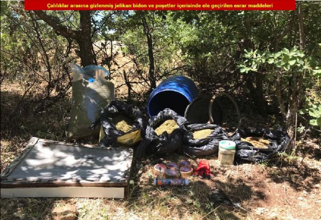 PKK'l terristlerce k slenmesi amacyla kullanld tespit edilen kaya bloklarnn altnda yer alan 15 doal maarann kullanlamaz hale getirildii,   