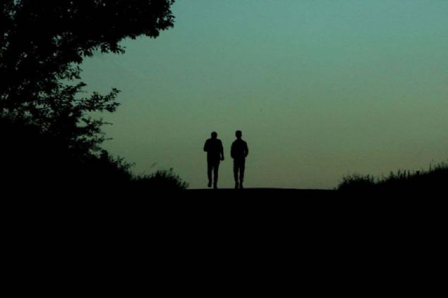 Hns'n Yayla Konak Ky'nde gnbatmnn ardndan iki gen evlerine gitmeye alyor. 