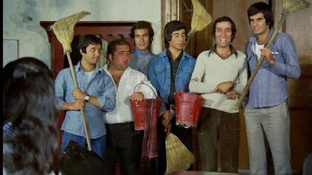 Usta sanat��n�n, Deveku�u Tiyatrosu'nun Ankara turnesi s�ras�nda tan��t��� ve 1975'te evlendi�i G�l Sunal'dan Ali ve Ezo adlar�nda iki �ocu�u oldu.   <br><br>  'Tatl� Dillim' filminden sonra da tiyatro ve sinema �al��malar�n� bir s�re birlikte y�r�tmeyi ba�aran sanat��, daha sonra kariyerine sinema ile devam etti.    