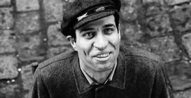 Bug�ne kadar bir�ok �d�le de�er g�r�len Kemal Sunal, 1976 yap�m� 'Kap�c�lar Kral�' filmi ile 1977 Antalya Film Festivali'nde 'En �yi Erkek Oyuncu �d�l�'n� ald�.   <br><br>  Sanat�� ayr�ca, 1989'da 'D�tt�r� D�nya' filmindeki rol�yle Ankara Film Festivali'nde 'En �yi Erkek Oyuncu' �d�l�n� al�rken,   <br><br>  1998'de de Antalya Film Festivali'nde 'Ya�am Boyu Onur �d�l�'ne lay�k g�r�ld�.   