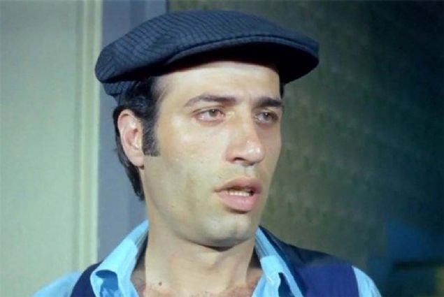 Tam ad� Ali Kemal Sunal olan usta oyuncu, annesi Saime Han�m ve babas� Mustafa Bey'in ilk �ocu�u olarak 11 Kas�m 1944'te �stanbul K���kpazar semtinde d�nyaya geldi.  <br><br>  Aslen Malatyal� olan Sunal'�n ayr�ca Cemil Sunal ve Cengiz Sunal ad�nda iki karde�i bulunuyor.        