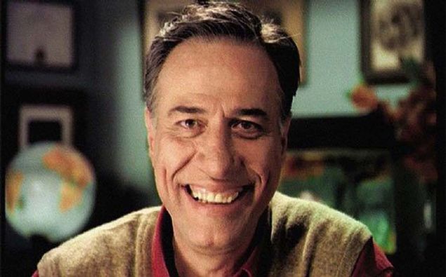 Lisede okul arkada�lar� U�ur D�ndar ve M�jdat Gezen gibi isimlerle birlikte e�itim alan Sunal, mezun olduktan sonra profesyonel tiyatro oyunculu�una 1966'da ba�lad�.  <br><br>  �lk kez Kenter Tiyatrosu'nda 'Fadik K�z' adl� piyeste 3 farkl� karakterle rol alan sanat��, daha sonra 'Deli �brahim' adl� oyunda canland�rd��� cellad�n yard�mc�s� rol�yle de repli�i olmamas�na ra�men seyirciyi g�ld�rmeyi ba�arm��t�.      