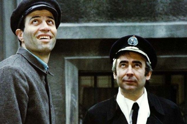 Lisede amat�r olarak ilk kez 'Zoraki Tabip'le sahneye ��kan usta oyuncu, ayn� tarihlerde oynad��� bir oyun ile Ak�am gazetesinin d�zenledi�i liseler aras� tiyatro yar��mas�nda 'En �yi Karakter Oyuncusu' �d�l�n� ald�.      