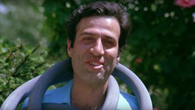 'TATLI D�LL�M' F�LM�YLE 1973'TE S�NEMAYA ADIM ATTI  <br><br>  Pendik Tiyatrosu'nun kapanmas�yla idol olarak g�rd��� Ulvi Uraz'�n tiyatrosuna ge�erek 4 y�l burada �al��an Sunal,   <br><br>  ard�ndan da Aksaray K���k Opera'da, Ayfer Feray Tiyatrosu ve Deveku�u Kabare Tiyatrosu'nda g�rev yapt�.  <br><br>  Burada oynad��� 'D�n Bug�n' adl� oyunla �nl� y�netmen Ertem E�ilmez'in dikkatini �ekerek beyaz perdeyle tan��an Sunal,  <br><br>  ilk kez 1973'te E�ilmez'in y�netti�i M�nir �zkul, Zeki Alasya, Metin Akp�nar, Tar�k Akan, Halit Ak�atepe ve Filiz Ak�n'�n yer ald��� 'Tatl� Dillim'in oyuncu kadrosuna kat�ld�.     