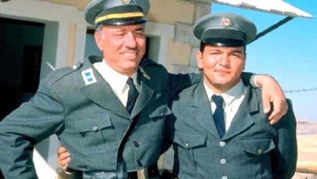 �N�VERS�TE HAYATINI 27 YILDA TAMAMLADI  <br><br>  Ye�il�am filmlerinin g�len y�z� olarak bilinen Sunal, bir yandan tiyatroya devam ederken �u anki ad� Marmara �niversitesi �leti�im Fak�ltesi olan Gazetecilik ve Halkla �li�kiler Y�ksekokulu'nda 2 y�l ��renim g�rd�.  <br><br>  Buradaki e�itimini yo�un tiyatro turneleri sebebiyle yar�m b�rakan Sunal, 1992'de ��kan ��renci aff� ile tekrar �niversitenin 2. s�n�f�ndan devam ederek, 51 ya��ndayken 1995'te mezun oldu.     