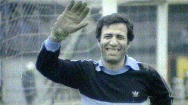 Zincirlikuyu Mezarl���'na defnedilen usta oyuncunun rol ald��� yap�mlar�n baz�lar� ise ��yle:  <br><br>  Can�m Karde�im, Oh Olsun, Mavi Boncuk, Salak Milyoner, Hanzo, Hababam S�n�f� Serisi, �aban Serisi, Merakl� K�fteci, �bo ile G�ll��ah, Sakar �akir, Y�z Numaral� Adam, Bek�iler Kral�, Z�b�k, Sahte Kabaday�, Avanak Abdi, Korkusuz Korkak, �ark B�lb�l�, Devlet Ku�u, Gol Kral�, �� Ka��t��, Doktor Civan�m, Yedi Bela H�sn�, Postac�, Varyemez, Propaganda  <br><br>  (AA) 