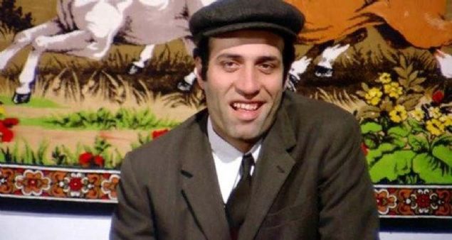 Kemal Sunal, vatani g�revine Ankara Etimesgut Z�rhl� Birlikler Okulu'nda ba�lad�, usta birli�ini de 1981'de Ankara Kara Kuvvetleri Komutanl���'nda yapt�.  <br><br>  Daha sonra Kenter Tiyatrosu'nda bir y�l kalan usta oyuncu uzun y�llar arkada�l�k yapaca�� B�lent Kayaba� ile tan��t��� Pendik Tiyatrosu'nda bir s�re sahne ald�.     