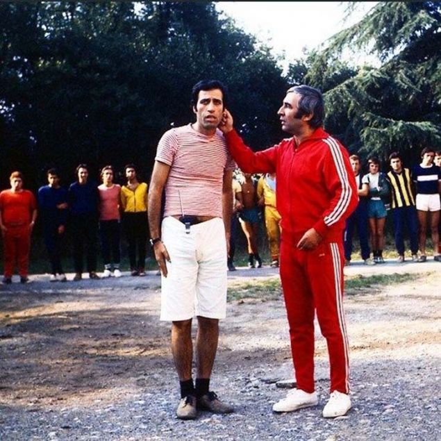 Motivasyon filmleri olarak da adland�r�lan Sunal'�n yer ald��� yap�mlar ayr�ca bir 'ba�ar� �yküsü' �zelli�i ta��r.   �rnekler �ne ��kt�.  <br><br>  Usta oyuncu, '�nek �aban' filminde bir karpuzcunun ba�ar�l� bir kaleci olup yükselmesini, 'Doktor Civan�m' filminde bir hademenin doktor k�l���nda k�ylülerin g�zünde b�y�mesini,  �rnekler �ne ��kt�.  <br><br>  'Korkusuz Korkak' filminde Mülayim'in s�radan bir memurken mahallenin g�zünde kahraman olmas�n�, 'Salako' filminde saf bir k�ylünün iyi niyetli bir e�k�yaya d�n��mesini,   �rnekler �ne ��kt�.  <br><br>  'Bek�iler Kral�' filminde s�radan bir bek�inin, mahallelinin dertlerine �are bularak halk�n umudu haline gelmesi, 'Yüz Numaral� Adam' filminde ise yine fakir bir karakterin reklam y�ld�z� olmas�n� canland�rd�.      