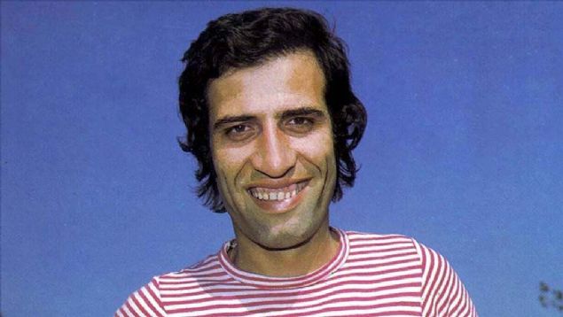 U�ak fobisi oldu�u bilinen ve hayat�nda daha �nce hi� u�a�a binmeyen Sunal, oynayaca�� son film 'Balalayka'n�n 3 Temmuz 2000'de filmin �ekimlerine ba�lamak i�in Trabzon'a gitmek �zere bindi�i u�akta kalp krizi ge�irerek, hayat�n� kaybetti. 