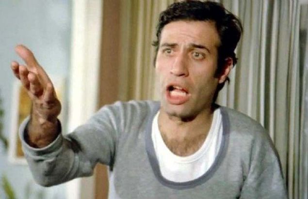 'Sayg�lar Bizden', '�aban Askerde', '�aban ile �irin' ve 'Bay Kamber' olmak �zere 1993-1996 y�llar� aras�nda toplam 4 dizide de oynayan Sunal,  <br><br>  T�rk sinemas�nda �ncesinde '�nek �aban' tiplemesi olmak �zere canland�rd��� iyi, saf adam rolleriyle her ya�tan izleyicinin be�enisini kazand�.   <br><br>  �nsanlar� g�ld�r�rken d���nd�rmeyi de ba�aran sanat��, filmlerinde ��retmenden bek�iye, kap�c�dan ��p��ye kadar bir�ok karaktere girerek, her d�nem seyirciler taraf�ndan ilgi g�rd�.      