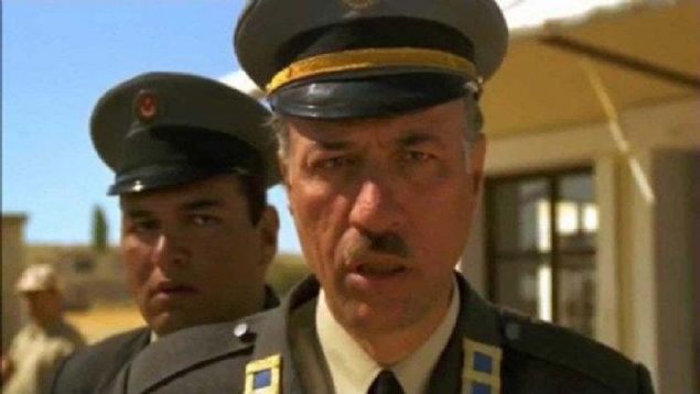 26 YILLIK SANAT HAYATINA 82 F�LM SI�DIRDI  <br><br>  Oynad��� rollerde genellikle halk kahraman�n� canland�ran Sunal, filmlerde her zaman hakl�n�n haks�za, g��s�z�n g��l�ye kar�� m�cadelesini temsil eden komedi ustas� haline geldi.       