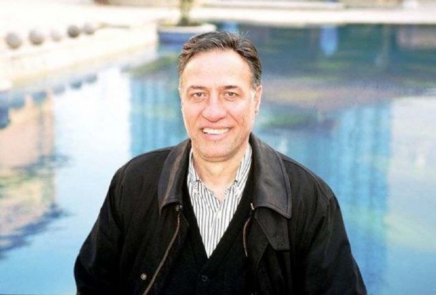 PROFESYONEL OYUNCULU�A KENTER T�YATROSU'NDA BA�LADI  <br><br>  �ocukluk y�llar�nda tiyatroya ilgi duyan ve okulunda �e�itli m�samereler d�zenleyen Kemal Sunal, lisedeki felsefe ��retmeni Belk�s Bak�r'�n kendisindeki yetene�i farketmesi �zerine, ��retmeninin arac�l���yla M��fik Kenter'le tan��ma f�rsat� buldu.       