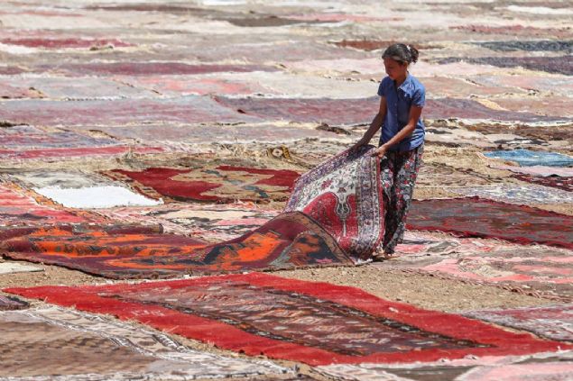 Zaman zaman r�zgar nedeniyle ters d�nen, k�vr�lan hal�lar hemen d�zeltiliyor, belli aral�klarla da tozlar�ndan ar�nd�r�l�yor.  