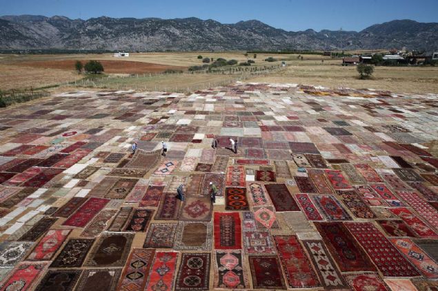 Hal�lar� Antalya'n�n yan� s�ra Mu�la, Van, Kayseri, Malatya, Bal�kesir gibi T�rkiye'nin farkl� illerinden toplad�klar�n� anlatan B�rekci,  