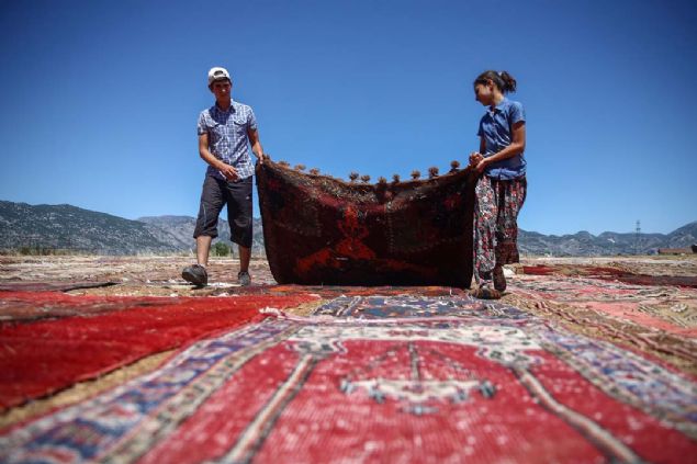 Turistler de sadece y�n ve organik boyas� kalan hal�y� tercih ediyor. Bizim i�letmemizde yakla��k 10 bin hal�y� eskitiyoruz.'  