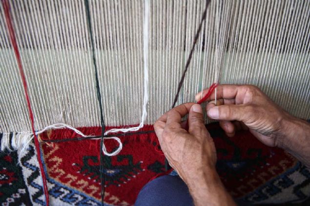 'K�ylerden, �zellikle ya�l�lardan eski hal�lar� topluyoruz. Bu hal�lar bazen ��pe at�lan hal�lar bile olabiliyor. Bu hal�lar� i�liyoruz. Tamirat gerekiyorsa tamiratlar�n� yap�yoruz...  