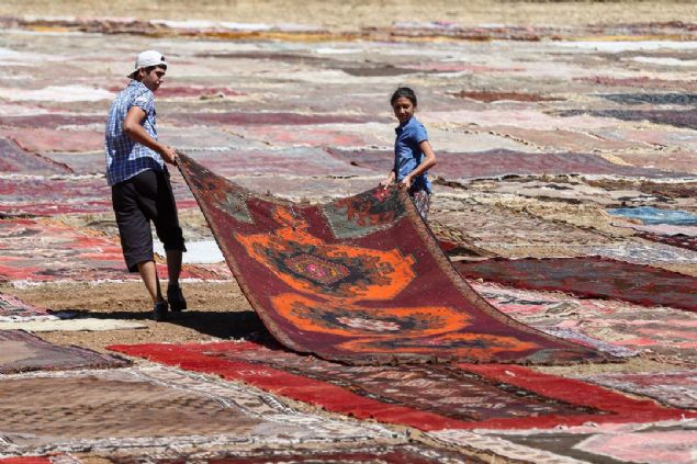 'Tarihi nitelik ta��yan hal�lar da bu tarlalarda yer al�yor. El dokumas�yla yap�lan hal�lar�n kaybolmamas� i�in elimizden geleni yap�yoruz. T�rkiye'de maalesef bu hal�lar�n de�eri yeteri kadar bilinmiyor. Yabanc� m��teriler bu hal�lar�n de�erini �ok iyi biliyor.' dedi. 