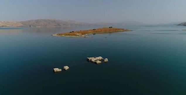 G�lde su seviyesinin d��mesiyle ortaya ��kan 'Bat�k �ehir' de kendisine hayran b�rak�yor.   <br><br>  Hazar G�l��nde 1890'l� y�llarda meydana gelen depremin etkisiyle sular alt�nda kald��� tahmin edilen binlerce y�ll�k ge�mi�i olan 'Bat�k �ehir', �e�itli uygarl�klardan izler ta��yor.  