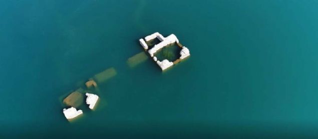 Sivrice il�esindeki Hazar Baba ve Mastar da�lar� aras�nda bulunan, 22 kilometre uzunlu�a ve 6 kilometre geni�li�e sahip, T�rkiye'nin en derin g�llerinden Hazar G�l�, mavi ve ye�ilin her tonuyla doyumsuz bir manzara olu�turuyor.  