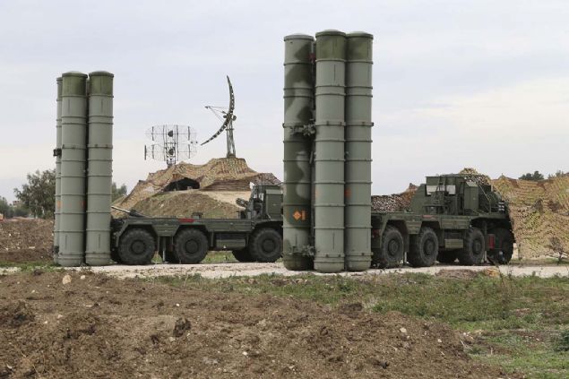 S-400 sistemi belirli paralarnn temmuz ay ortasnda Trkiye'ye teslim edilmeye balanacan, sistemin Trkiye topraklarnda toplanp istenilen noktalara konulanmasnn ise 2019 yl sonunda tamamlanacan duyurdu.       
