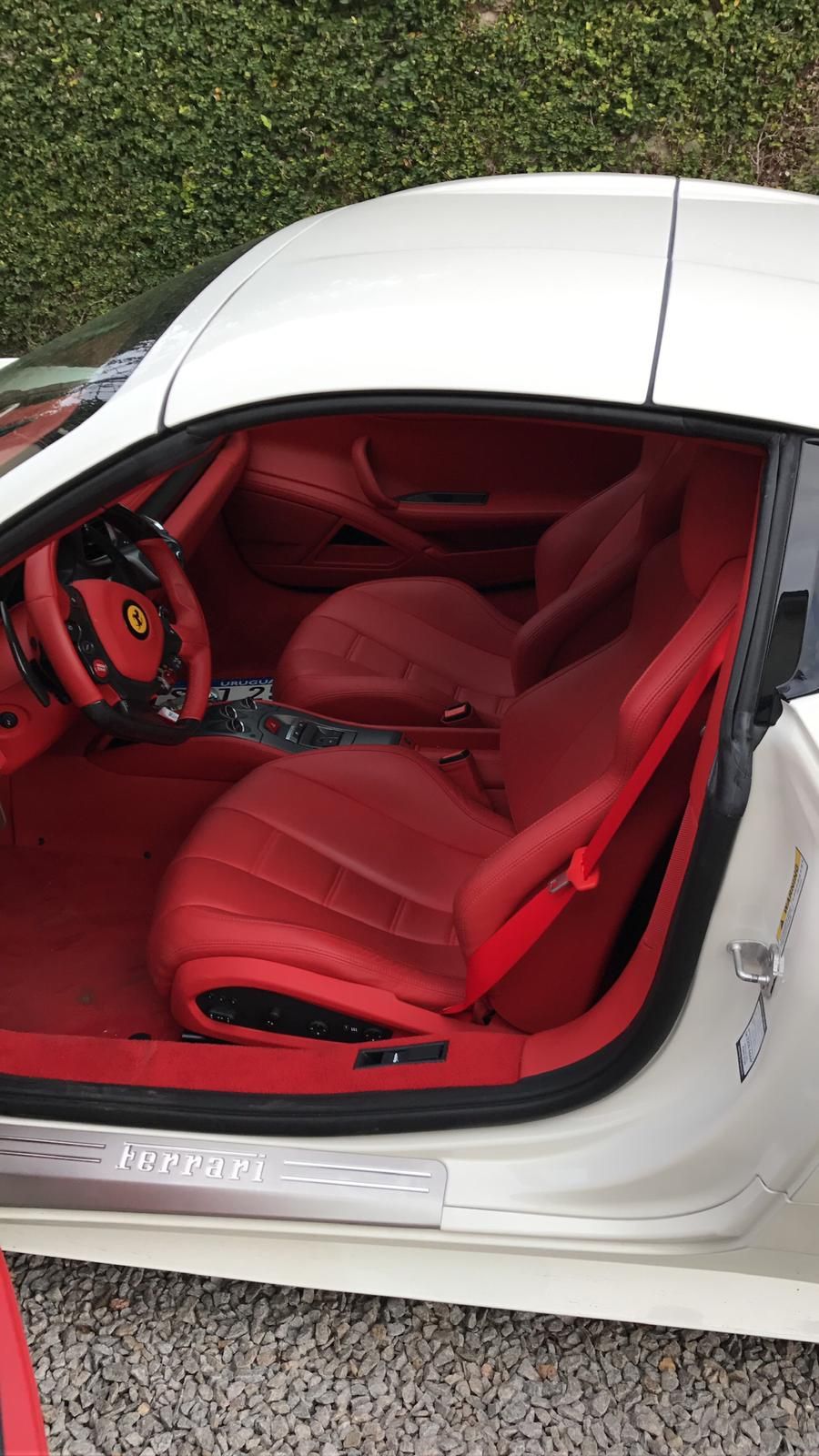 Ayd�n �ifti l�ks yatta doland�rd�klar� paralarla keyif s�rerken kameralara poz veriyor. G�r�nt�lerde ge�ti�imiz aylarda Uruguay taraf�ndan el konuldu�u belirtilen l�ks otomobillerde yer al�yor.  