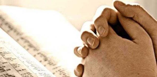 Evin dnda srekli yaban kedilerinin sesleri geliyordu.  <br><br>  Bir gn eve dnen kadn bebein beiini bo buldu. Mobilyalar krlm, minenin ateleri salmt.   <br><br>  Kadn korku iinde olanlar komularna anlatt. Komular, ocuun cinler tarafndan karldn iddia etti.  <br><br>  Ama ocuk en sonunda bacann iinde bulundu. Bu olaya kimse bir yorum getiremedi.                       