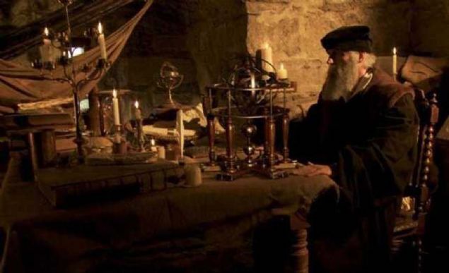 Nostradamus, evre felaketlerine ilikin kehanetlerinde, gne ve ayn bir bulutla rtleceini ve dnyann karanlk iinde kalacan ne sryor.   <br><br>  Kehanetlerin ifrelerini okuyan uzmanlardan Fransz Peter Lemesurier, kresel snmaya ve kahinin birinci cilt 17'inci drtlne dikkat ekiyor.                 