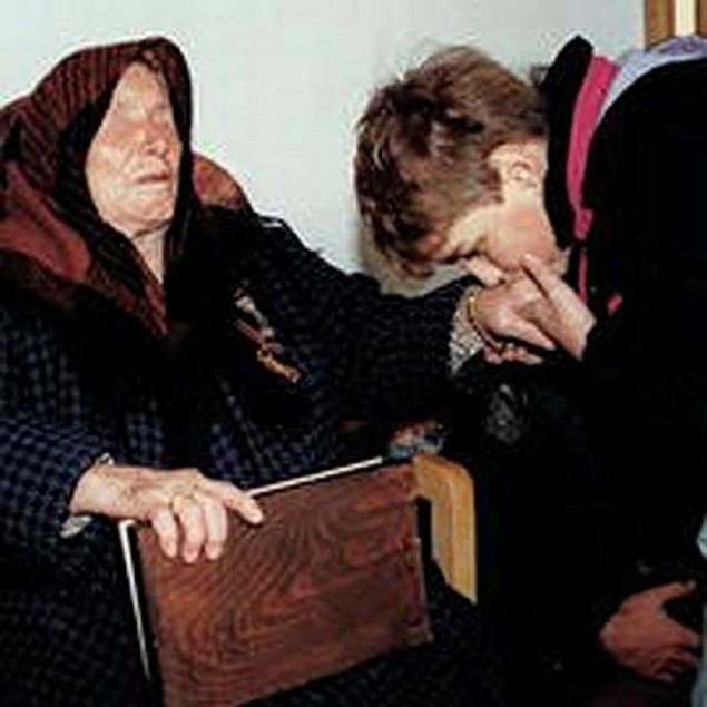 1996 ylnda hayatn kaybeden Baba Vanga, 51'inci yzylda Dnya'nn sonunun geleceini tahmin etmiti.   <br><br>  11 Eyll saldrs ve Rusya'nn Grcistan' igali gibi nemli olaylar ngrd sylenen grme engelli Bulgar kahin Baba Vanga (Vanga Nine), ardnda brakt felaket senaryolaryla aramzdan ayrld.   <br><br>  Hatta Donald Trump ve Brexit kehanetleri en yaknda zamanda karlatklarmz.         