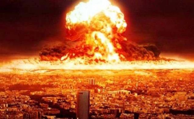 1566 ylnda len Nostradamus'un zerinde, mezarn ald tarih olan '1700' yazl bir madalyon bulundu.  <br><br>  Kendi mezarnn alacan ngren kahin bu olaydan 91 yl sonra yaanacaklar hakknda da bir drtlk yazd.   <br><br>  'Kim ki bulduunda mezar aacak ve kim ki at bu mezar hemen kapamayacak, lanet onu bulacak ve kimse nedenini bilmeyecek.'                