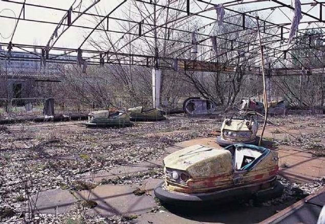 2011  <br><br>  Sava yznden Kuzey Yarmkre'de oluan radyoaktif kalntlar, hayvan ve bitkilerin yok olmasna neden olacak.  <br><br>  Nkleer savatan canl kan Avrupallar ise Mslmanlar tarafndan balatlacak kimyasal saldryla kar karya kalacaklar.        