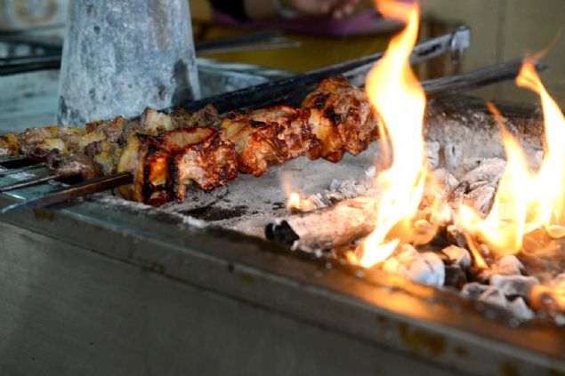 ADANA'da kuba halinde piirilen etin abuk kuruduunu savunan kebap ustas Fatih Cavlak,    