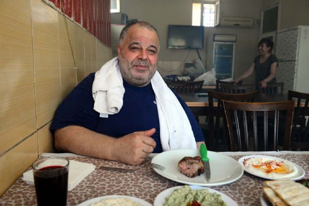 Fatih Cavlak, bir porsiyon kartalbann zel retilmi kaln ite 900 gram arlnda 3 para halinde sunuyor.    